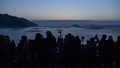 中国福建省・霞浦県で、日の出を待つ観光客ら（2019年12月13日撮影）。(c)HECTOR RETAMAL / AFP