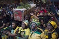 南アフリカのヨハネスブルク（Johannesburg）で、与党・アフリカ民族会議（ANC）の勝利を喜ぶ支持者たち（2014年5月10日撮影）。(c)AFP/GIANLUIGI GUERCIA