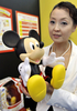 セガトイズ（Sega Toys）が発売するミッキーマウス（Mickey Mouse）のロボット「ディズニー Friend of Friends ミッキーマウス（DISNEY Friend of Friends MICKEY MOUSE）」（2008年9月15日撮影）。(c)AFP/Yoshikazu TSUNO