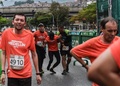 コロンビアのメデジンで行われたマラソン大会で、他の参加者の手を借りながら完走する市民ランナー（2018年9月16日撮影）。(c)AFP Photo/Joaquin SARMIENTO