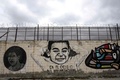 メキシコ北西部ティフアナから見た米・メキシコ国境。絵と共に「空に国境はない」という意味の文字が書かれている（2018年4月2日撮影）。(c)AFP PHOTO / GUILLERMO ARIAS