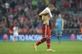 サッカー欧州チャンピオンズリーグ2013-14（UEFA Champions League 2013-14）準決勝第2戦、バイエルン・ミュンヘン（Bayern Munich）対レアル・マドリード（Real Madrid）。試合に敗れピッチを後にするバイエルン・ミュンヘンのバスティアン・シュバインシュタイガー（Bastian Schweinsteiger、2014年4月29日撮影）。(c)AFP/CHRISTOF STACHE