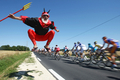 2008ツール・ド・フランス第5ステージ途中に現れたツール・ド・フランスの悪魔（Tour de France devil）ことディディ・センフト（%%Didi Senft%%）さん。（2008年7月9日撮影）(c)AFP/JOEL SAGET
