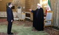 イランの首都テヘランで、中国の王毅外相（左）を迎えるハッサン・ロウハニ大統領。イラン大統領府提供（2021年3月27日撮影）。(c)AFP PHOTO / HO / IRANIAN PRESIDENCY