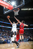 14-15NBA、ニューオーリンズ・ペリカンズ対シカゴ・ブルズ。シュートを狙うニューオーリンズ・ペリカンズのアンソニー・デイビス（左、2015年2月7日撮影）。(c)AFP/Getty Images/NBAE/Layne Murdoch Jr.