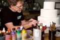 米コロラド州レークウッドの「マスターピース・ケーキショップ」でケーキ作りに励むジャック・フィリップスさん（2017年12月4日撮影）。(c)AFP PHOTO / Bruce Ellefson