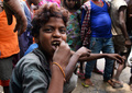 インド・ビハール州の村でネズミを食べる「ムサハール」の男の子（2017年8月18日撮影）。(c)AFP PHOTO / SAJJAD HUSSAIN