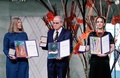 ノルウェー・オスロで行われた2022年のノーベル平和賞授賞式に出席した（左から）ベラルーシの人権活動家アレシ・ビャリャツキ氏の妻ナタリア・ピンチュク氏、ロシアの人権団体「メモリアル」のヤン・ラチンスキー代表、ウクライナの人権団体「市民自由センター」のオレクサンドラ・マトイチュク代表（2022年12月10日撮影）。(c)Javad Parsa / NTB / AFP