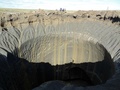 ロシア東部シベリアのヤマル半島で見つかった大きな穴（2014年8月25日撮影）。(c)AFP/VASILY BOGOYAVLENSKY