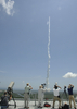 米航空宇宙局（NASA）は5日、木星探査機「ジュノー（Juno）」を載せたアトラスVロケットの打ち上げに成功した。無人探査機「ジュノー」は太陽電池を用いて、5年間をかけて太陽系で最大の惑星である木星に到達し、周回しながら1年かけて木星誕生の謎を探る（2011年8月5日撮影）。(c)AFP/Bruce Weaver 

&lt;a href=&quot;http://www.afpbb.com/article/environment-science-it/science-technology/2818503/7604368&quot;&gt;&lt;b&gt;【図解】太陽電池を用いた無人木星探査機「ジュノー」&lt;/b&gt;&lt;/a&gt;