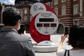 東京駅に設置された東京五輪のカウントダウン時計（2021年7月18日撮影）。(c)Yuki IWAMURA / AFP