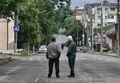 ウクライナ南部ヘルソン州で冠水した道路を眺める地元住民（2023年6月11日撮影）。(c)Genya SAVILOV / AFP