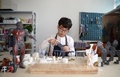 27日、メカの部品を組み立てる小蛮腰のメンバー曹展さん。（2018年4月27日撮影）。(c)Xinhua News