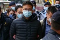 香港・立場新聞の事務所に連れていかれる林紹桐（パトリック・ラム）編集長代理（2021年12月29日撮影）。(c)Daniel SUEN / AFP
