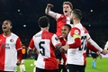 サッカーヨーロッパリーグ、決勝トーナメントプレーオフ第1戦、フェイエノールト対ASローマ。ゴールを決め、チームメートと喜び合うフェイエノールトのイゴール・パイシャオン（中央下、2024年2月15日撮影）。(c)Olaf Kraak / ANP / AFP