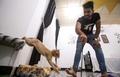 イラク南部の都市バスラにオープンした国内初の猫専用ホテルで、猫と遊ぶ獣医学生のアフマド・ターヘルさん（2018年3月28日撮影）。(c)AFP PHOTO / HAIDAR MOHAMMED ALI