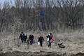 ウクライナの首都キエフ近郊のイルピンから避難する人々（2022年3月6日撮影）。(c)Aris Messinis / AFP