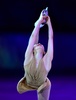 ソチ冬季五輪、フィギュアスケート・エキシビションの演技に臨む浅田真央（Mao Asada、2014年2月22日撮影）。(c)AFP/JOHN MACDOUGALL