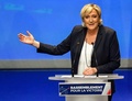 フランス北部リールで開かれた極右政党「国民戦線（FN）」の党大会で演説するマリーヌ・ルペン党首（2018年3月11日撮影）。(c)AFP PHOTO / PHILIPPE HUGUEN