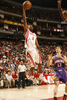 ベンチから7得点3アシストを記録したロケッツのアーロン・ブルックス（%%Aaron Brooks%%、手前）。(c)AFP/Getty Images/NBAE/Bill Baptist