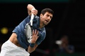 男子テニス、パリ・マスターズ、シングルス準々決勝。サーブを打つノバク・ジョコビッチ（2018年11月2日撮影）。(c)Anne-Christine POUJOULAT / AFP