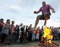 伝統的なスラブ民族の祭り「イワン・クパーラ（Ivan Kupala）の夜」が6日、東欧各地で行われた。起源をキリスト教以前にまでさかのぼるというこの祭りでは、人々が花輪を編んだり、たき火を飛び越えたり、裸で泳いだりして祝う。

写真はベラルーシ南部トゥーロフ（Turov）で、たき火を飛び越える男性（2013年7月6日撮影）。(c)AFP/VIKTOR DRACHEV