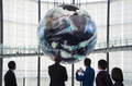 都内の日本科学未来館（Miraikan）でシンボル展示「Geo-Cosmos（ジオ・コスモス）」を見るバラク・オバマ（Barack Obama）米大統領（左から2人目、2014年4月24日撮影）。(c)AFP/Jim WATSON
