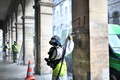 フランス・パリのリボリ通りで、柱に描かれたかぎ十字を消す市の職員（2020年10月11日撮影）。(c)STEPHANE DE SAKUTIN / AFP