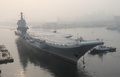 中国・大連の港を出る、同国初の国産空母「001A型」（2018年5月18日撮影、資料写真）。(c)AFP