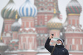 ロシアの首都モスクワの赤の広場で、セルフィー（自撮り）をする男性（2021年1月28日撮影）。(c)NATALIA KOLESNIKOVA / AFP