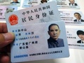 中国南部広東（Guangdong）省の広州（Guangzhou）で行商人が販売する、辛亥革命の指導者、孫文（Sun Yat-sen）の「偽」身分証明書（2013年6月27日撮影）。(c)AFP