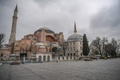 トルコ・イスタンブールで、政府の外出自粛要請を受けて閑散としたアヤソフィア博物館前の広場（2020年4月1日撮影）。(c)Ozan KOSE / AFP