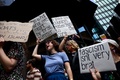 英ロンドン中心部ウェストミンスターで行われた反極右デモ（2024年8月10撮影）。(c)BENJAMIN CREMEL / AFP