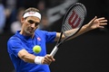 男子テニスの欧州チームとワールドチームの対抗戦、レーバー・カップ初日。リターンを打つ欧州チームのロジャー・フェデラー（2022年9月23日撮影）。(c)Glyn KIRK / AFP