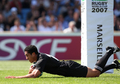 前半15分にトライを決めるオールブラックスのミルズ・ムリアイナ。(c)AFP/WILLIAM WEST