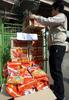 2008年3月18日、韓国・ソウル（Seoul）で、小売店からエビのスナック菓子を撤去する作業員。(c)AFP/KIM SUNG-HWAN