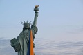 仏東部コルマールで、ウクライナ国旗の青黄2色の布が掛けられた自由の女神像のレプリカ（2022年3月2日撮影）。(c)Sebastien Bozon / AFP