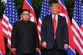 シンガポールのカペラホテルで米朝首脳会談に臨むドナルド・トランプ米大統領（右）と金正恩朝鮮労働党委員長（2018年6月12日撮影）。(c)AFP PHOTO / SAUL LOEB