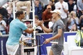 テニス、ノルデア・オープン、男子シングルス1回戦。試合を終え、握手を交わすラファエル・ナダル（左）とレオ・ボルグ（2024年7月16日撮影）。(c)Adam IHSE / TT News Agency / AFP