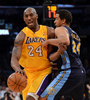 11-12NBAは12日、プレーオフ1回戦（7回戦制）が行われ、ロサンゼルス・レイカーズ（Los Angeles Lakers）は96-87でデンバー・ナゲッツ（Denver Nuggets）との第7戦を制し、対戦成績を4勝3敗としてウエスタンカンファレンス準決勝に進出した。

ナゲッツのアンドレ・ミラー（Andre Miller）にドライブを仕掛けるレイカーズのコービー・ブライアント（Kobe Bryant、2012年5月12日撮影）。(c)AFP/Getty Images/Harry How