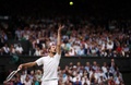 テニス、ウィンブルドン選手権、男子シングルス準々決勝。サーブを打つダニール・メドベージェフ（2024年7月9日撮影）。(c)HENRY NICHOLLS / AFP
