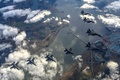 韓国上空で訓練に臨む、同国空軍のF15K戦闘機と米空軍のF16戦闘機。韓国国防省提供（2022年10月4日撮影）。(c)AFP PHOTO / South Korean Defence Ministry