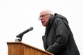 米ニューヨークのブルックリン地区で行った2020年大統領選の選挙集会で演説するバーニー・サンダース上院議員（2019年3月2日撮影）。(c)Johannes EISELE / AFP