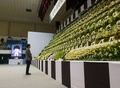 韓国・安山（Ansan）市の体育館に設置された旅客船セウォル（Sewol）号の犠牲者を追悼する献花台を訪れた人（2014年4月23日撮影）。(c)AFP/KIM DOO-HO
