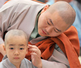 韓国・ソウル（Seoul）の曹渓寺（Chogye Temple）で3日、釈迦（しゃか）の誕生日を前に、子どもたちが頭を丸める行事が開かれた。韓国での今年の釈迦誕生日は、満月の17日に祝われる（2013年5月3日撮影）。(c)AFP/KIM JAE-HWAN