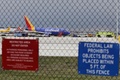 米フィラデルフィア国際空港に緊急着陸したサウスウエスト機（2018年4月17日撮影）。(c)AFP PHOTO / DOMINICK REUTER