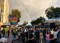 米カリフォルニア州ウエストハリウッドで、民主党の大統領候補ジョー・バイデン氏の勝利を祝う人々（2020年11月7日撮影）。(c)Andrew MARSZAL / AFP