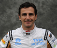 メルボルン（Melbourne）で開催された12F1開幕戦オーストラリアGP（Australian Grand Prix 2012）で写真撮影が行われ、各チームのドライバーが参加した。

ペドロ・デ・ラ・ロサ（Pedro de la Rosa）／HRT（イスパニア・レーシング、Hispania Racing Team）

誕生日：1971/02/24
通算優勝回数：0
通算獲得ポイント：35
グランプリ出走回数：87
ポールポジション獲得回数：0
表彰台：1
F1初出走：1999年オーストラリアGP
最高成績：2位
2011年総合成績：20位

ポーズをとるペドロ・デ・ラ・ロサ（2012年3月16日撮影）。(c)AFP/Torsten BLACKWOOD