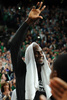 13-14NBA、ボストン・セルティックス（Boston Celtics）対ブルックリン・ネッツ（Brooklyn Nets）。歓声に応えるブルックリン・ネッツのケビン・ガーネット（Kevin Garnett、2014年1月26日撮影）。(c)AFP/Getty Images/NBAE/Steve Babineau