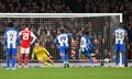 サッカーイングランド・フットボールリーグカップ3回戦、アーセナル対ブライトン・アンド・ホーヴ・アルビオンFC。PKを蹴るブライトン・アンド・ホーヴ・アルビオンFCのダニー・ウェルベック（右から2人目、2022年11月10日撮影）。(c)Glyn KIRK / AFP